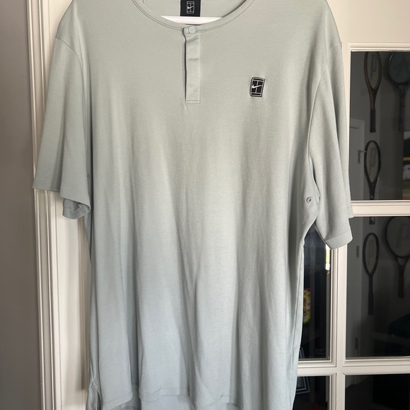 Nike Court Tennis Men's Light Gray Shirt - Picture 1 of 2